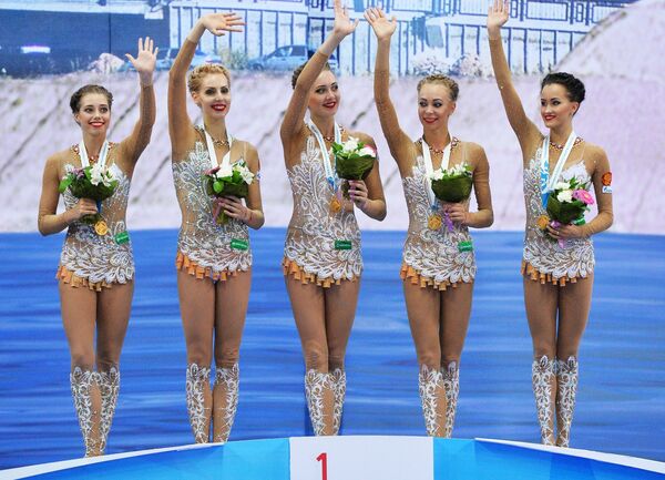 Спортсменки сборной России, занявшие 1-е место в групповом многоборье этапа Кубка мира по художественной гимнастике в Казани, на церемонии награждения
