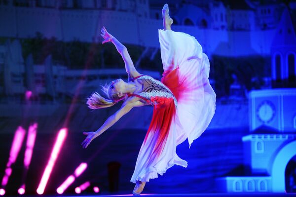Ксения Мустафаева (Франция) выступает на гала-концерте после завершения соревнований этапа Кубка мира по художественной гимнастике в Казани.