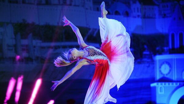 Ксения Мустафаева (Франция) выступает на гала-концерте после завершения соревнований этапа Кубка мира по художественной гимнастике в Казани.