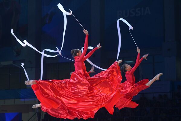 Спортсменки сборной Италии выступают на гала-концерте после завершения соревнований этапа Кубка мира по художественной гимнастике в Казани