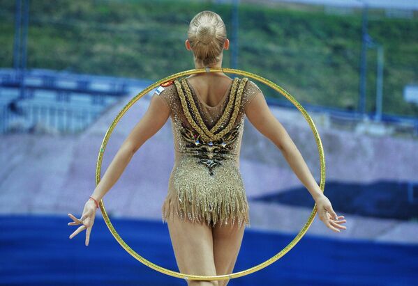 Яна Кудрявцева (Россия) выполняет упражнения с обручем в индивидуальном многоборье на этапе Кубка мира по художественной гимнастике в Казани