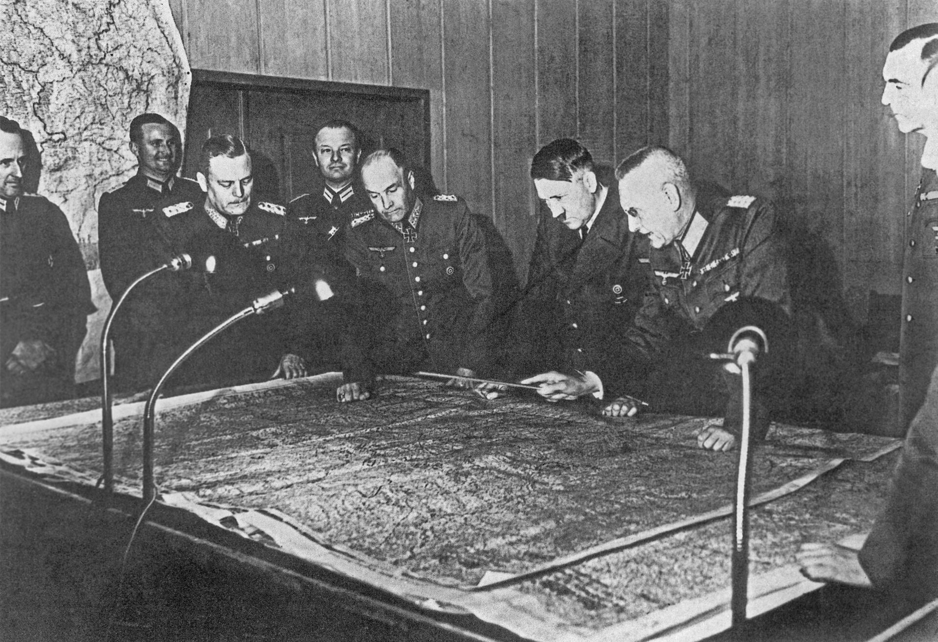 Адольф Гитлер на совещании генерального штаба в 1940 году  - РИА Новости, 1920, 22.06.2021