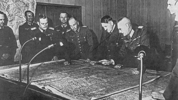 Адольф Гитлер на совещании генерального штаба в 1940 году