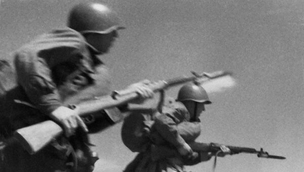 Солдаты Красной Армии идут в атаку. Архивное фото