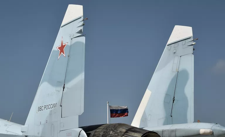 Истребитель Воздушно-космических сил РФ СУ-30 СМ на авиабазе Хмеймим в сирийской провинции Латакия Истребитель Воздушно-космических сил РФ СУ-30 СМ на авиабазе Хмеймим в сирийской провинции Латакия