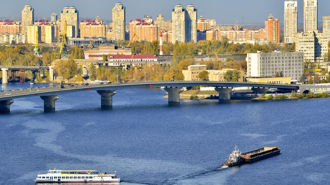 Вид на Киев и мост через Днепр. Архивное фото