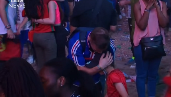 Португальский мальчик утешает француза после финала Евро-2016