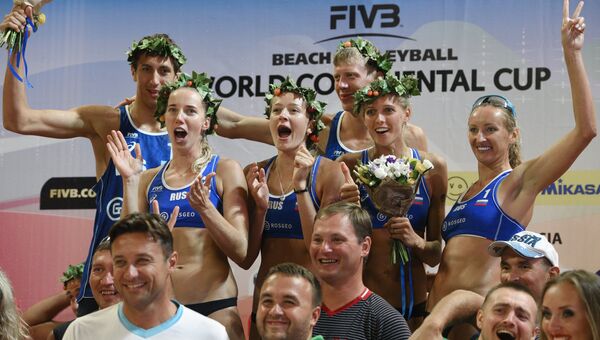 Российские волейболистки радуются победе в полуфинале чемпионата Мирового Континентального кубка по пляжному волейболу в Сочи