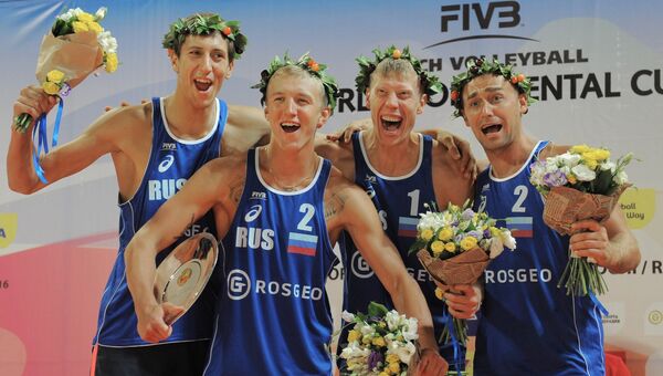 Российские волейболисты радуются победе в полуфинале чемпионата Мирового Континентального кубка по пляжному волейболу в Сочи