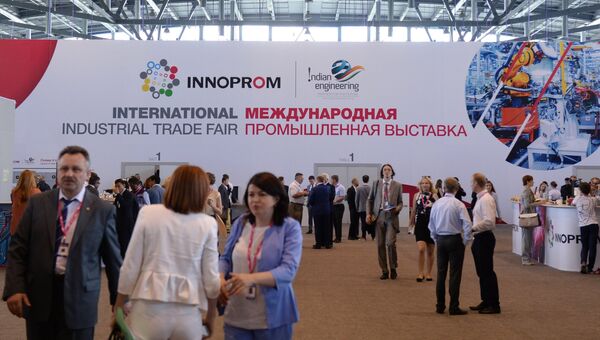 Посетители на международной промышленной выставке Иннопром -2016. Архивное фото