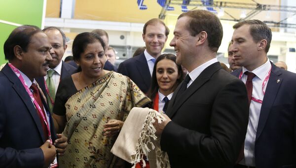 Председатель правительства РФ Дмитрий Медведев (третий слева на первом плане) во время посещения экспозиции Индии на VII Международной промышленной выставке Иннопром в Екатеринбурге.