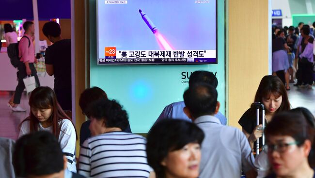 Телевизионная трансляция запуска ракеты в Северной Корее на железнодорожном вокзале в Сеуле. 9 июля 2016