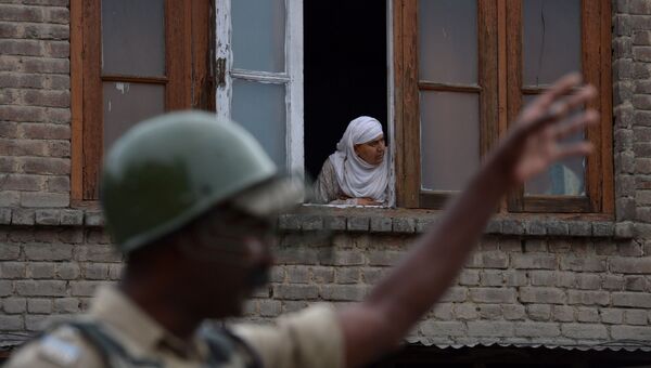 Военный патруль во время комендантского часа в Шринагаре, Кашмир. Индия, 12 июля 2016