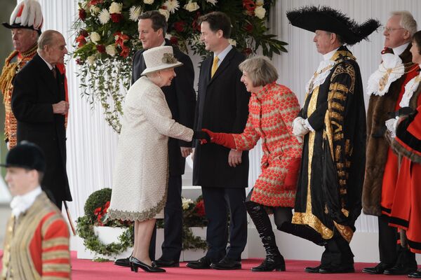 Британский политик Тереза Мэй приветствует королеву Елизавету II
