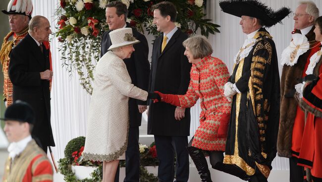 Британский политик Тереза Мэй приветствует королеву Елизавету II Британский политик Тереза Мэй приветствует королеву Елизавету II