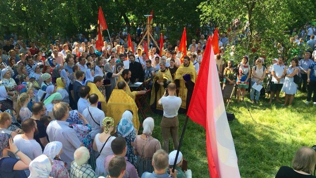 Сторонники строительства православного храма в парке Торфянка. Архивное фото