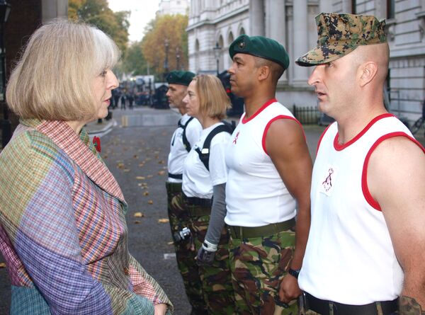 Министр внутренних дел Великобритании Тереза Мэй общается с участниками марафона Commando 999 Speedmarch
