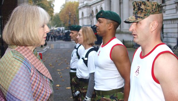 Министр внутренних дел Великобритании Тереза Мэй общается с участниками марафона Commando 999 Speedmarch