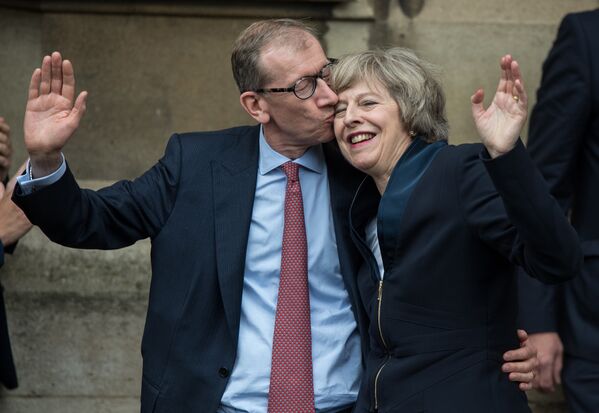 Британский политик Тереза Мэй с мужем после речи перед представителями Консервативной партии Великобритании в Лондоне