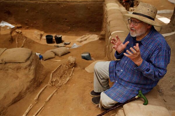 Профессор археологии Лоуренс Стагер во время раскопок на кладбище в израильском городе Ашкелон
