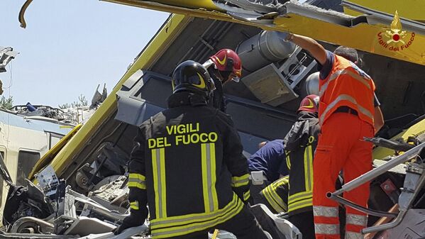 Итальянские пожарные на месте столкновения пригородных поездов в провинции Бари