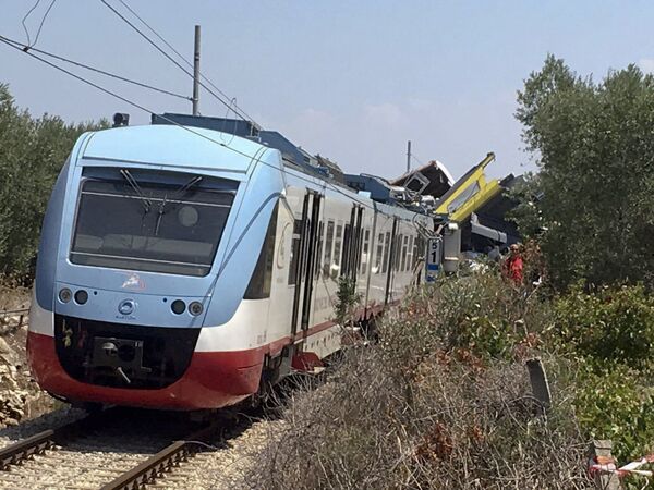 Место столкновения пригородных поездов в итальянской провинции Бари