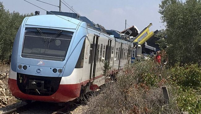 Место столкновения пригородных поездов в итальянской провинции Бари