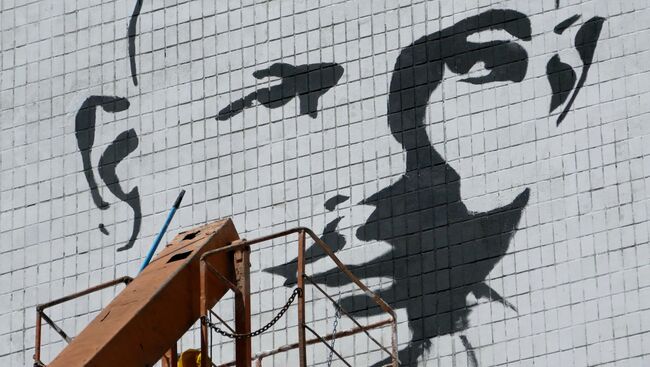 Граффити-портрет журналиста Олеся Бузины. Архивное фото