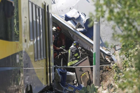 Пожарный работают на месте столкновения пригородных поездов в итальянской провинции Бари