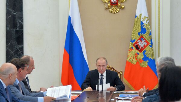 Президент РФ В. Путин провел совещание по вопросам формирования бюджета силовых структур. 12 июля 2016