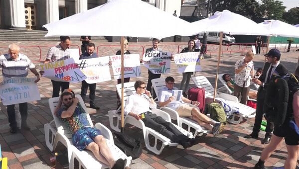 Протестующие против летних каникул депутатов устроили курорт у Рады в Киеве
