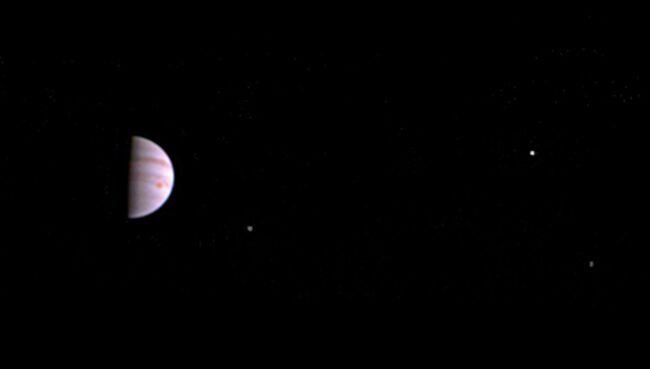 Первый снимок Юпитера с американского космического зонда Juno