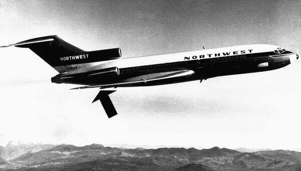 Угнанный Дэном Купером самолет Boeing 727 авиакомпании Northwest Airlines. Стрелкой указано место расположения хвостовой двери самолет, из которой Купер выпрыгнул с парашютом