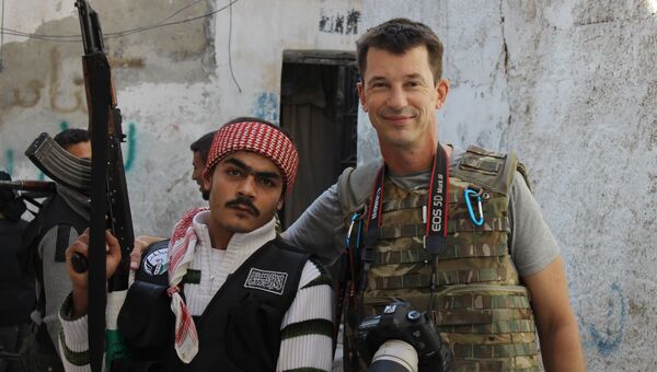 Британский военный фотожурналист Джон Кэнтли в Алеппо, Сирия. Архивное фото