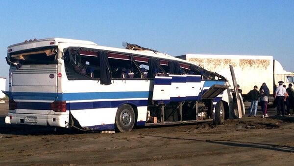 Пассажирский автобус, столкнувшийся c КамАЗом на федеральной автодороге Махачкала - Астрахань у населенного пункта Таловка Тарумовского района Дагестана
