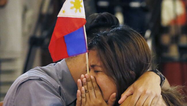 Жители Филиппин радуются решению третейского суда в Гааге. Архивное фото