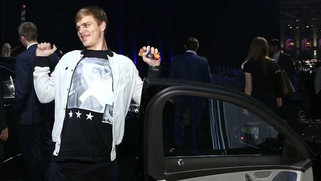 Футболист Александр Кокорин во время представления нового седана Mercedes-Benz S-класса. Архивное фото
