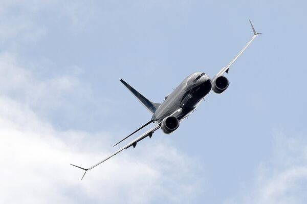 Авиалайнер Boeing 737 Max во время демонстрационного полета на авиасалоне Фарнборо-2016 Авиалайнер Boeing 737 Max во время демонстрационного полета на авиасалоне Фарнборо-2016