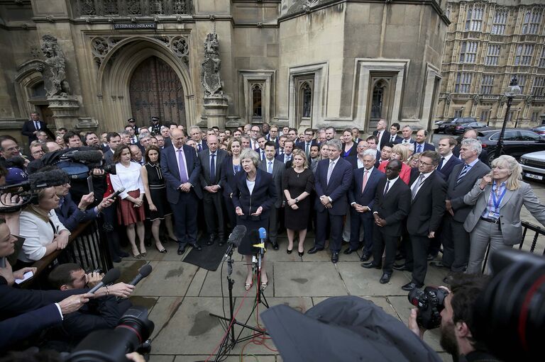 Лидер Консервативной партии Великобритании и новый премьер-министр Великобритании Тереза Мэй во время общения с журналистами Лидер Консервативной партии Великобритании и новый премьер-министр Великобритании Тереза Мэй во время общения с журналистами
