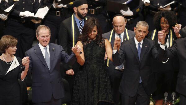 Джордж Буш, Мишель и Барак Обама на панихиде по погибшим в Далласе