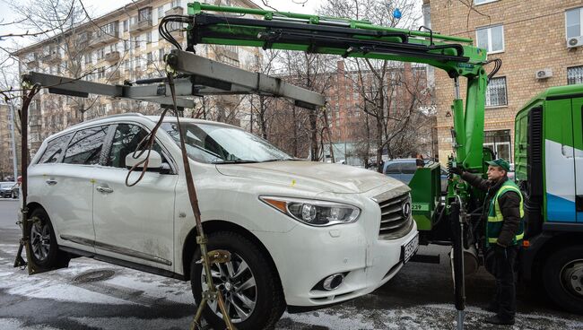 Эвакуация неправильно припаркованных автомобилей. Архивное фото