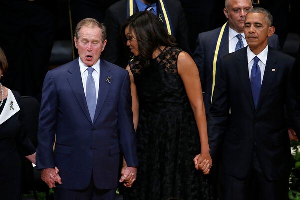 Бывший президент Джордж Буш-младший танцует и поет на панихиде по погибшим в Далласе