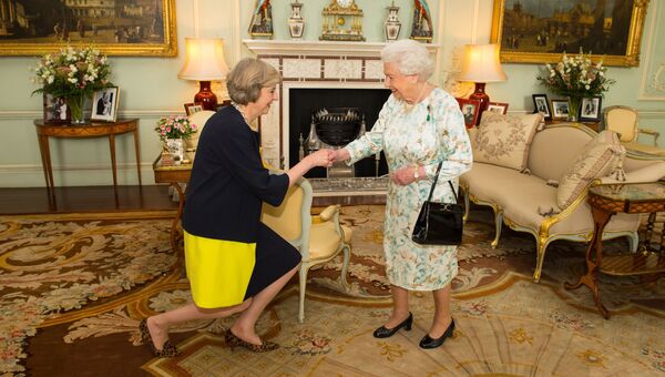 Королева Елизавета II приветствует Терезу Мэй. Архивное фото