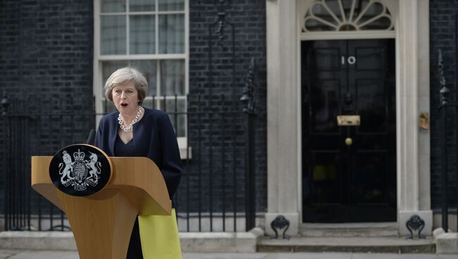 Новый премьер-министр Великобритании Тереза Мэй выступает возле дома 10 на Даунинг-стрит в центре Лондона. 13 июля 2016