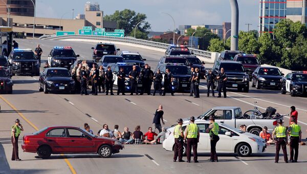 Протестующие перекрыли дорогу в Миннесоте