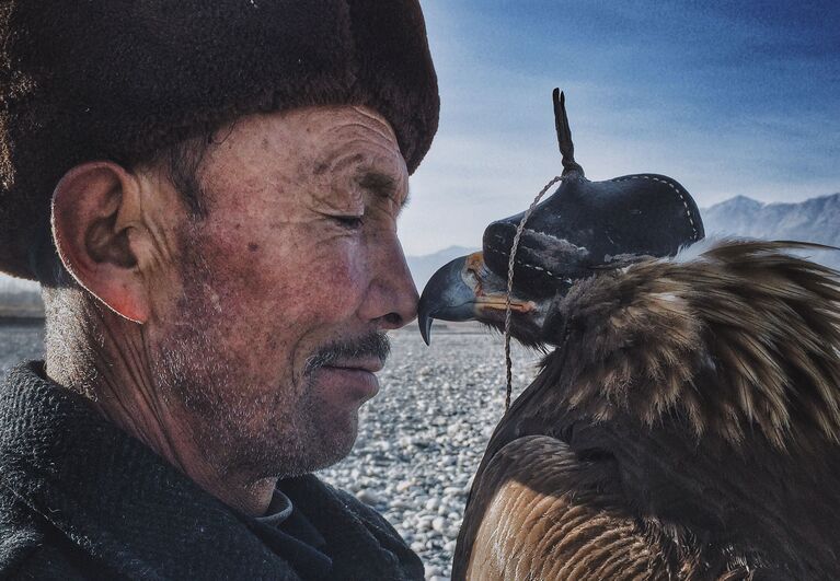 Снимок The Man and the Eagle фотографа Siyuan Niu - победителя конкурса iPhone Photography Award 2016