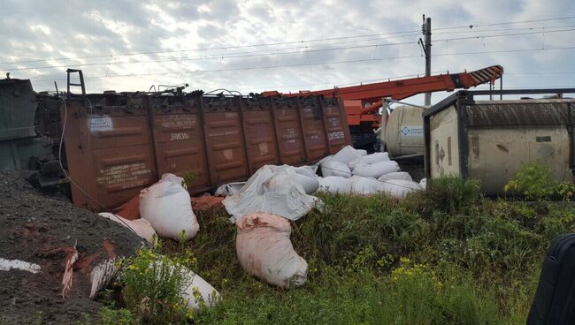 Сошедший с рельс в Нижегородской области, грузовой поезд