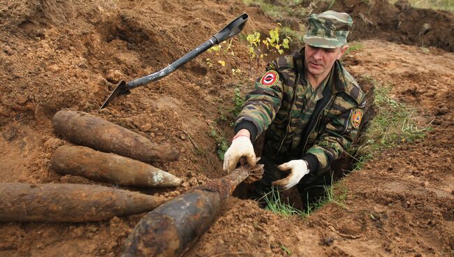 Разминирование боеприпасов времен Великой Отечественной войны. Архивное фото