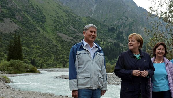 Президент Киргизии Алмазбек Атамбаев и канцлер ФРГ Ангела Меркель