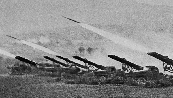 Реактивные установки залпового огня (Катюши) наносят удар по врагу во время Сталинградской битвы в октябре 1942 года.